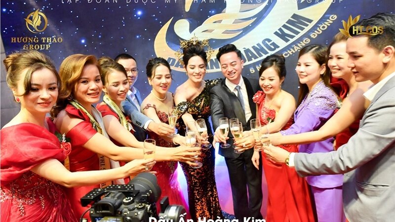 Hương Thảo Group ghi dấu ấn đặc biệt với Đại Tiệc Vinh Danh “Dấu Ấn Hoàng Kim – 5 Năm Một Chặng Đường”